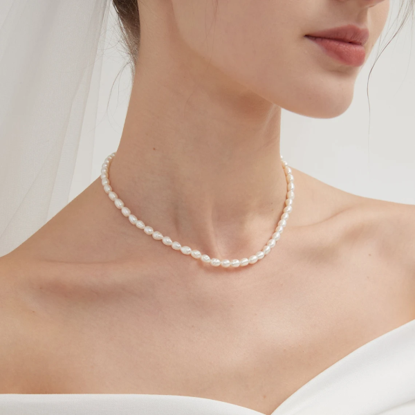 Colier aur 14k cu perle de cultura, colier perle naturale de cultura 4 mm cu inchidere de aur 14k, colier de aur la baza gatului cu perle cultura, 14 gr