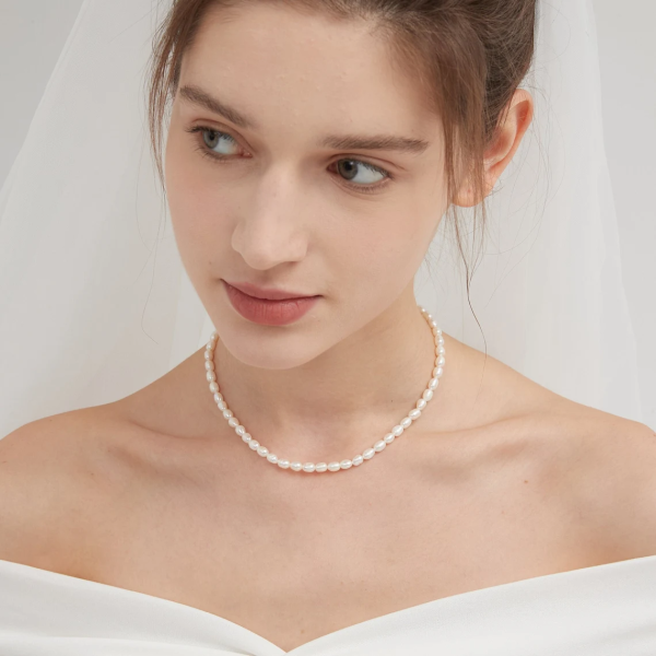 Colier aur 14k cu perle de cultura, colier perle naturale de cultura 4 mm cu inchidere de aur 14k, colier de aur la baza gatului cu perle cultura, 14 gr