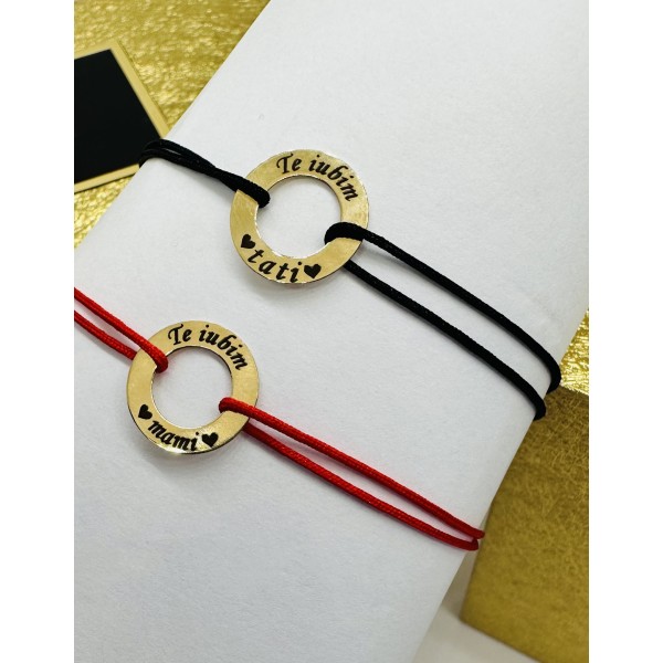 Bratara din aur 14k cu mesaj gravat pe banut decupat aur 14k, dama/barbat/familie,  snur reglabil rosu/negru, mesaj personalizat mami/tati, auriu