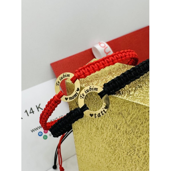 Bratara din aur 14k cu mesaj gravat pe banut decupat aur 14k, dama/barbat/familie,  snur reglabil rosu/negru, mesaj personalizat mami/tati, auriu