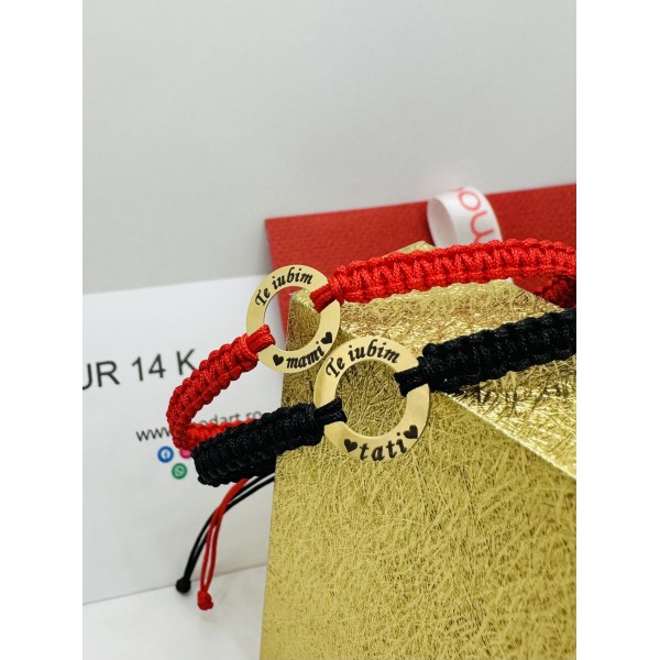 Bratara din aur 14k cu mesaj gravat pe banut decupat aur 14k, dama/barbat/familie,  snur reglabil rosu/negru, mesaj personalizat mami/tati, auriu