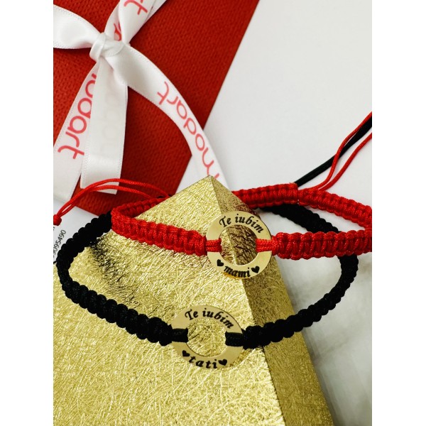 Bratara din aur 14k cu mesaj gravat pe banut decupat aur 14k, dama/barbat/familie,  snur reglabil rosu/negru, mesaj personalizat mami/tati, auriu