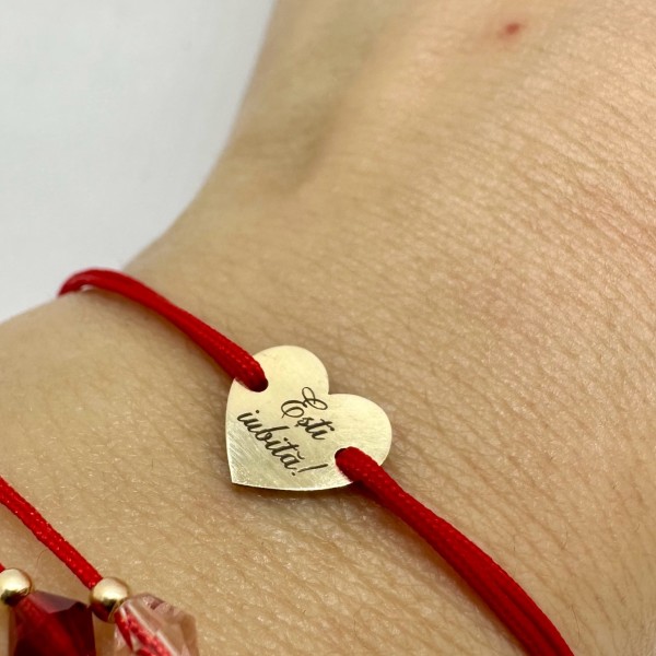 Bratara din aur 14k cu inima gravata cu mesajul "Esti iubita!", dama/copil/bebe, bratara nou nascut, bebelus, copil mic, snur rosu reglabil, bratara talisman deochi, personalizat